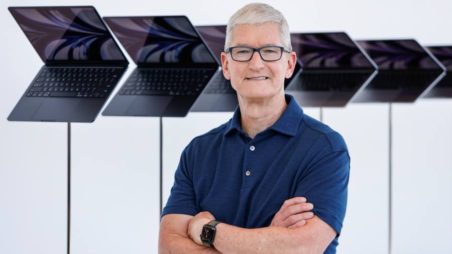 Il CEO di Apple, Tim Cook, quest'anno prenderà il 40% di riduzione dello stipendio
