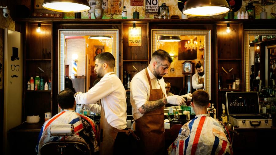 L'inflazione colpisce i barbieri londinesi con il taglio di capelli da oltre 10 sterline