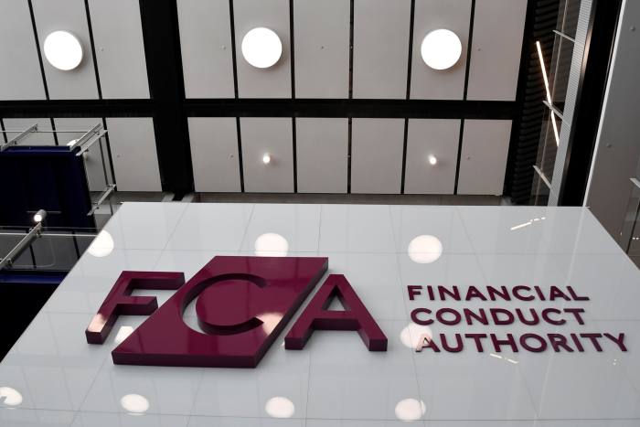 Il logo rosso della FCA su una parete bianca, visto dal basso.