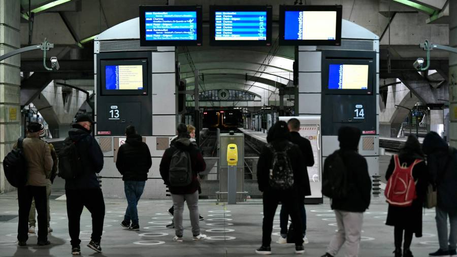 Trasporti e scuole francesi colpite dagli scioperi contro la riforma delle pensioni