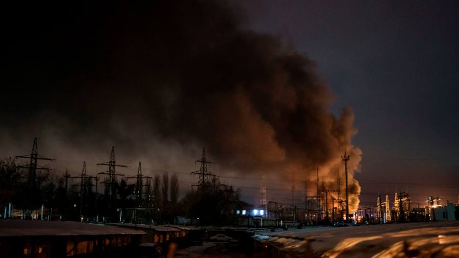 "Il nostro compito è portare la luce": come gli ingegneri ucraini stanno lottando per mantenere la rete elettrica