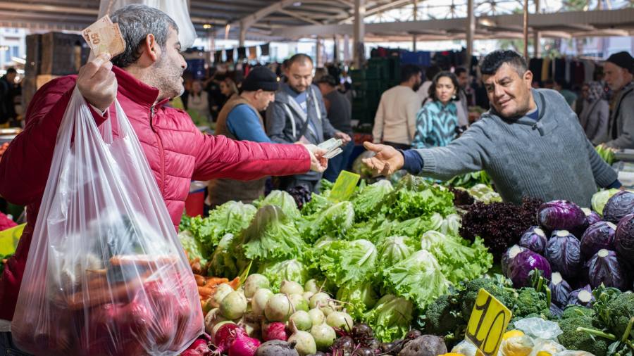 Le azioni turche salgono mentre gli investitori locali cercano rifugio dall'inflazione vertiginosa