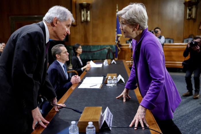 Il presidente della Federal Deposit Insurance Corporation Martin Gruenberg ascolta la senatrice americana Elizabeth Warren