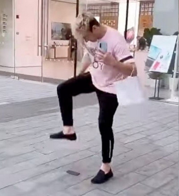 Bart Baker timbra su un iPhone