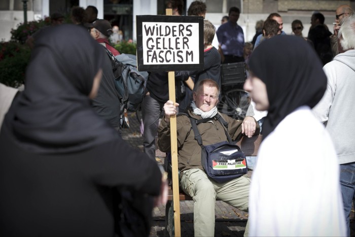 I manifestanti protestano contro Geert Wilders