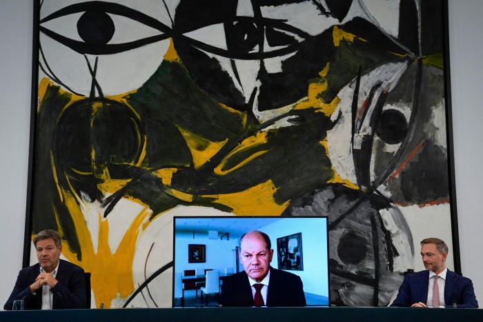 Il ministro tedesco dell'Economia e della protezione del clima Robert Habeck e il ministro delle finanze tedesco Christian Lindner intervengono in una conferenza stampa sull'approvvigionamento energetico con il cancelliere tedesco Olaf Scholz