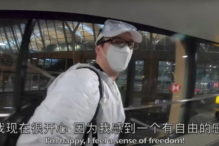 Uno screenshot di Kowal mascherato, con sottotitoli in inglese e cinese con la scritta: 