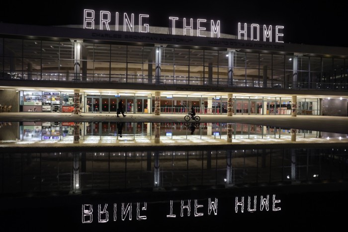 Un'installazione luminosa a sostegno delle persone rapite da Hamas è esposta all'esterno del Centro Culturale di Tel Aviv