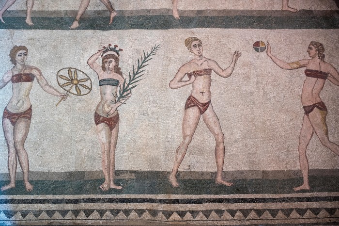 un mosaico di giovani donne coinvolte in una competizione sportiva