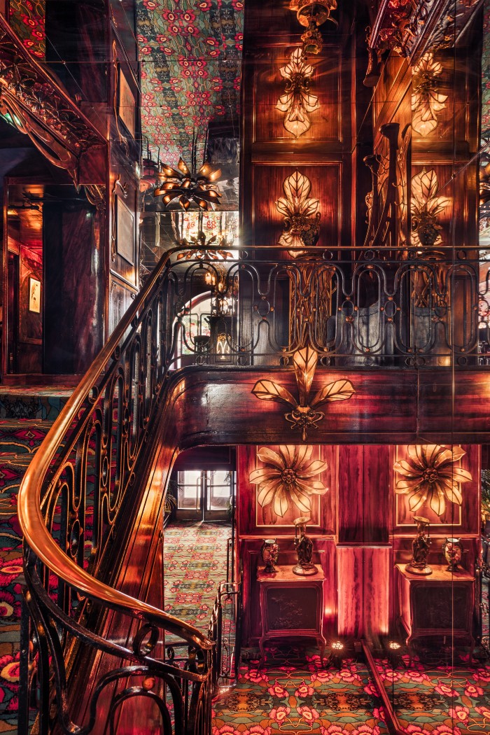 La scala a specchio che porta al bar