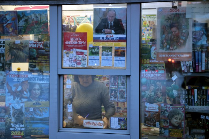 Un calendario 2024 con il ritratto di Vladimir Putin in copertina in vendita in un'edicola a Mosca