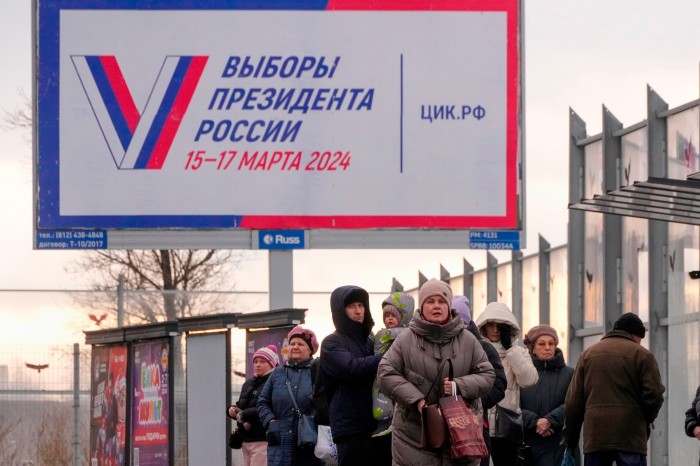 Un cartellone pubblicitario alla fermata dell'autobus a San Pietroburgo che promuove le elezioni presidenziali russe del prossimo anno 
