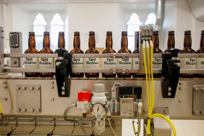 La linea di imbottigliamento del birrificio di Mount St Bernard