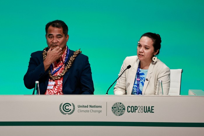 L'inviata per il clima delle Isole Marshall Tina Stege e il ministro delle risorse naturali e dell'ambiente di Samoa Toeolesulusulu Cedric Schuster