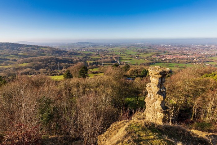 struttura rocciosa naturale che ricorda un camino sulla cima di una collina