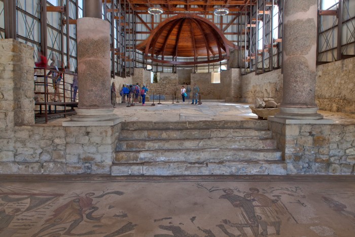 una scalinata conduce alla cavernosa basilica, dove venivano ricevuti gli ospiti