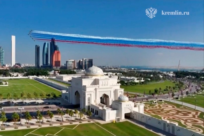 Una sorvolata di jet rilascia fumo colorato sul palazzo presidenziale degli Emirati Arabi Uniti Qasr Al Watan il 6 dicembre 2023