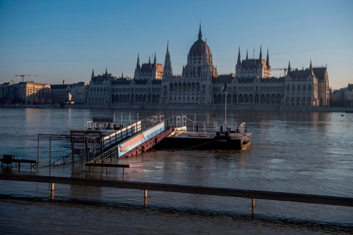 Il fiume Danubio ha rotto gli argini e ha allagato la banchina Angelo Rotta nel centro di Budapest