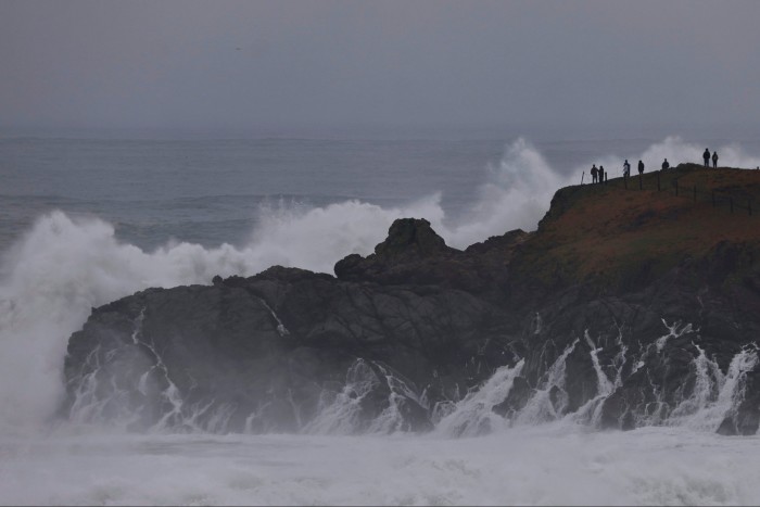 Onde che colpiscono la costa settentrionale della California
