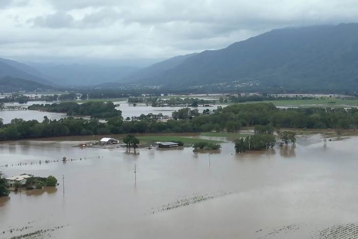 Le aree intorno a Cairns, nel nord-est dell'Australia, hanno subito danni dovuti alle inondazioni
