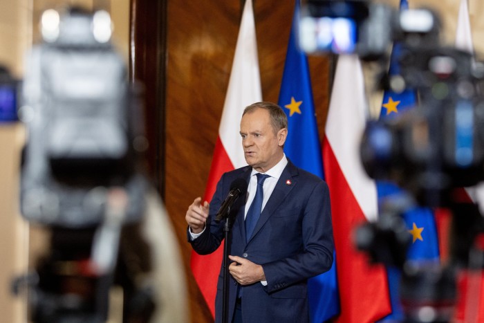Donald Tusk parla durante una conferenza stampa