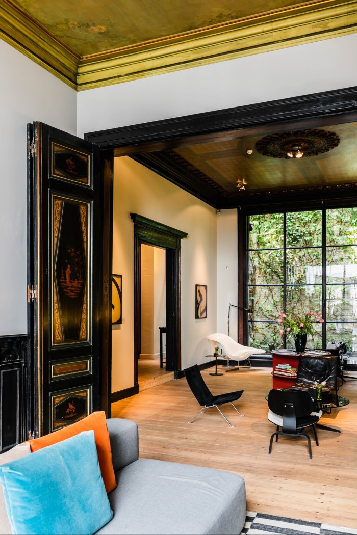 Il lounge e il bar dell'Hotel Julien ad Anversa