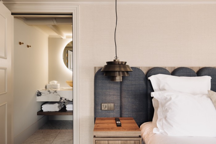 Una camera con bagno privato all'Hotel 717