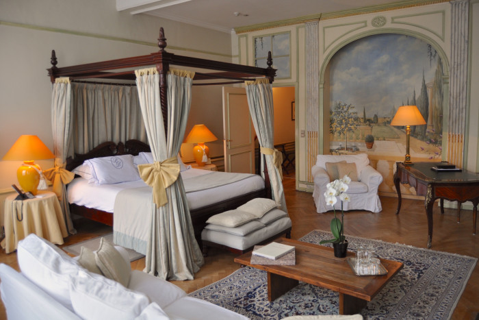 Una camera da letto dell'Hotel le Dixseptième a Bruxelles