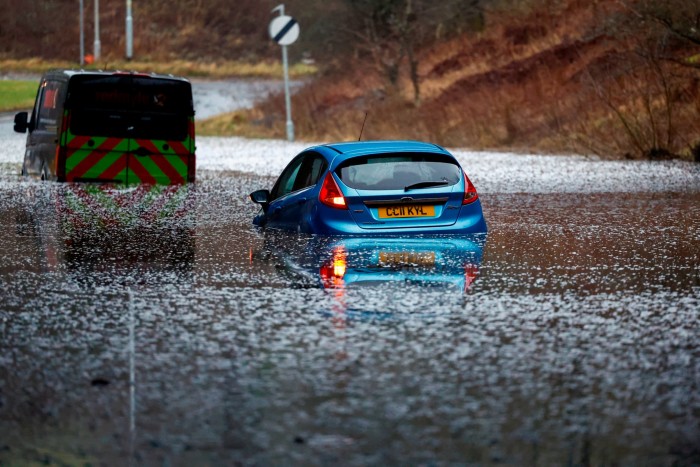 Veicoli bloccati nell'acqua alluvionale in Scozia