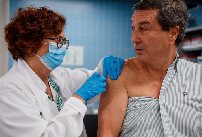 Una vaccinazione contro l’influenza e il Covid 