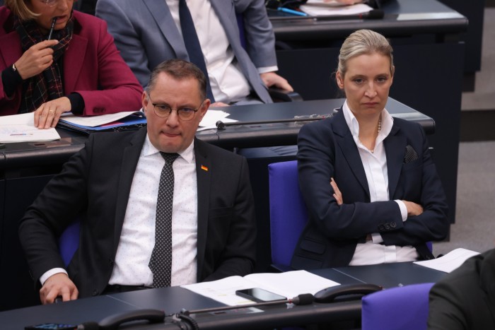 Tino Chrupalla, a sinistra, e Alice Weidel, co-leader dell'AfD, mercoledì al Bundestag