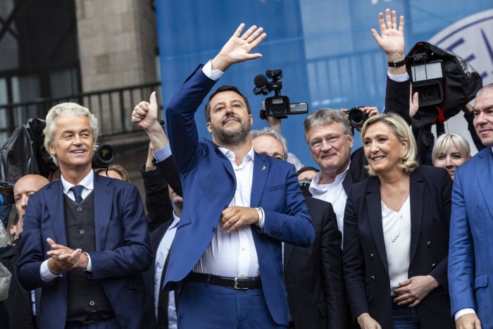 Matteo Salvini, al centro, saluta mentre è sul palco con Geert Wilders, leader del Partito della Libertà olandese, a sinistra, Joerg Meuthen, co-leader di Alternativa per la Germania (AfD), terza a destra, e Marine Le Pen, leader del partito nazionalista francese National Il partito rallysta, seconda a destra, durante una manifestazione elettorale del partito della Lega con i nazionalisti europei in vista delle elezioni parlamentari europee