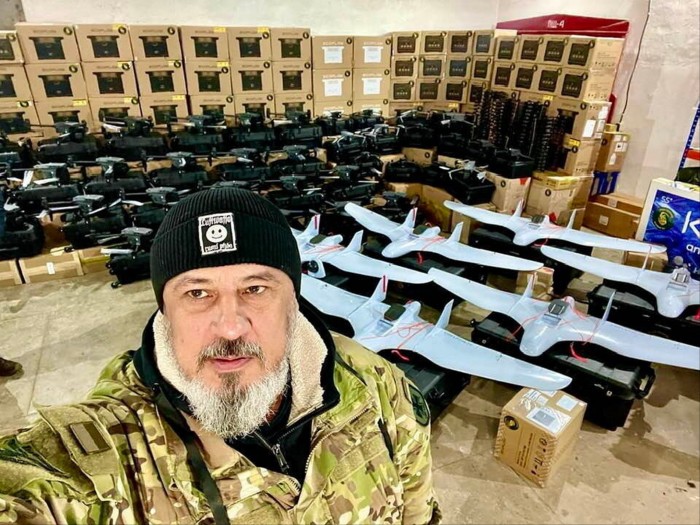 Mykola Kolesnyk davanti a un gruppo di droni