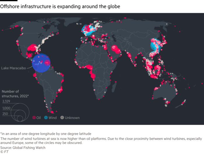 Le infrastrutture offshore si stanno espandendo in tutto il mondo.  Mappa globale che mostra la posizione e il numero di piattaforme petrolifere e turbine eoliche