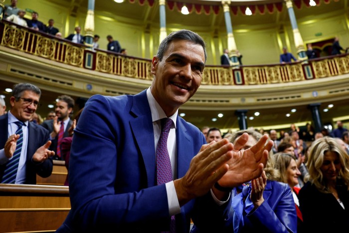 Il primo ministro Pedro Sanchez applaude a un dibattito di investitura nel novembre 2023