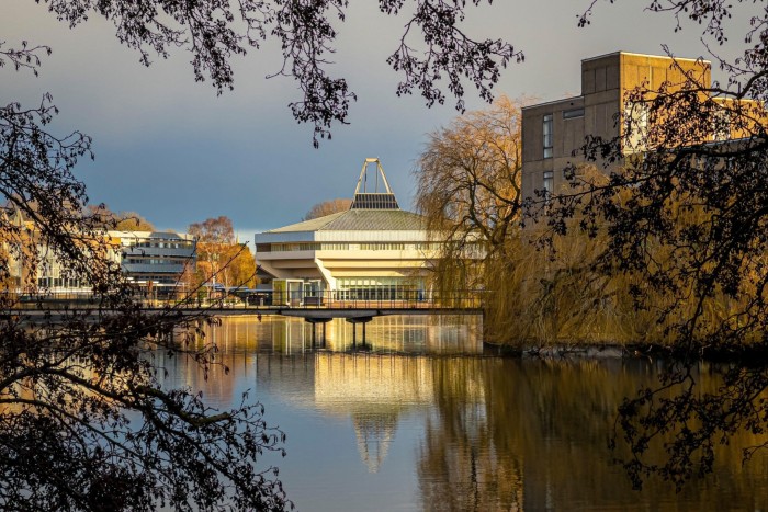 Lago e sala centrale con ponte Vanbrugh in primo piano presso l'Università di York, Regno Unito