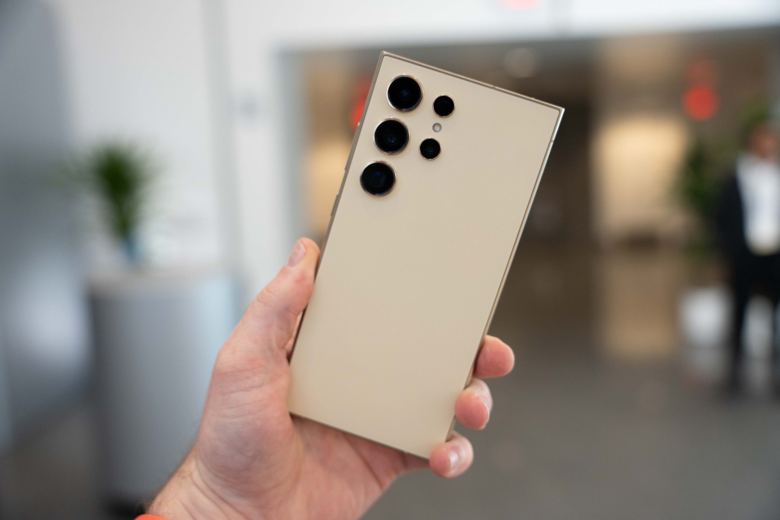 Il titanio del Samsung Galaxy S24 Ultra è diverso dall'iPhone 15