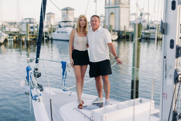 Jason Todt e sua moglie Evgenia Grydnieva sulla loro barca a vela, ormeggiata a Gulfport, Mississippi