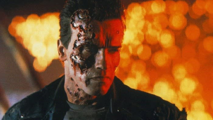 Il creatore di 'Terminator', James Cameron, afferma che l'intelligenza artificiale potrebbe sostituirlo, ma non Schwarzenegger