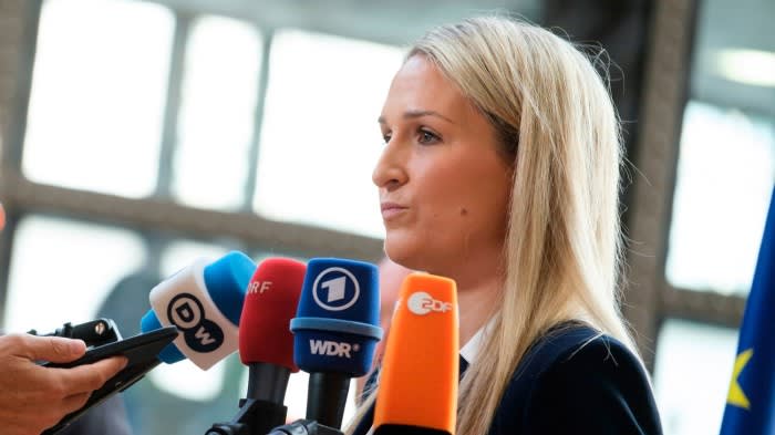 La disputa sull’immigrazione tra Regno Unito e Irlanda si approfondisce mentre Dublino afferma di aspettarsi che Londra rispetti l’accordo