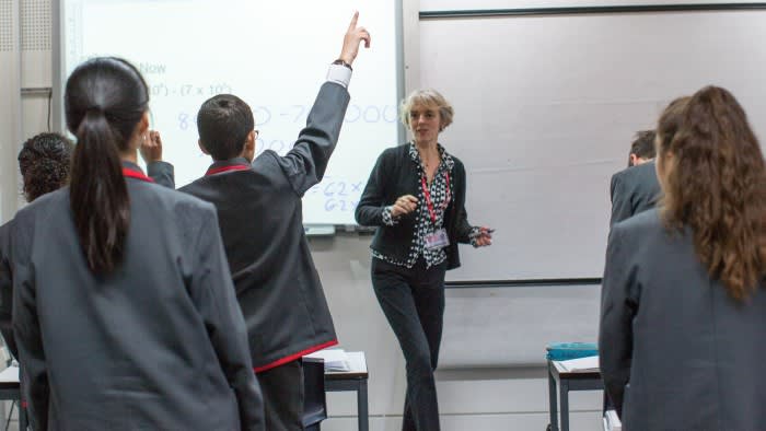 Tagliati i fondi per il programma di reclutamento degli insegnanti, innescando una reazione negativa