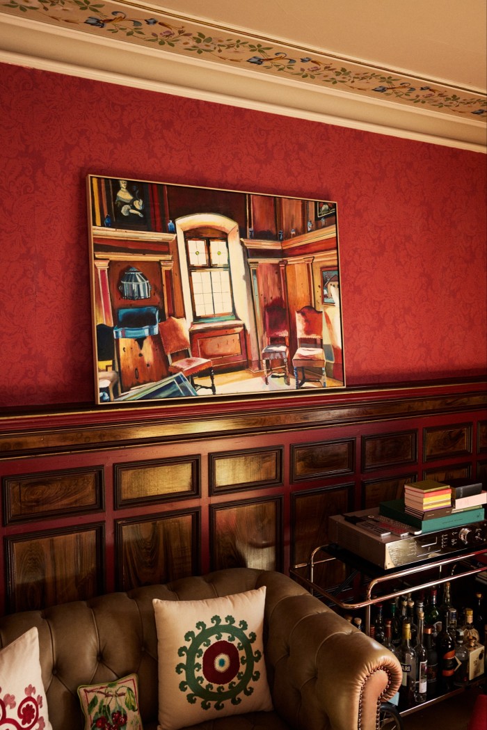 Saal Schloss Tarasp di Mafalda von Hessen, 2023, nel soggiorno di Villa Flor