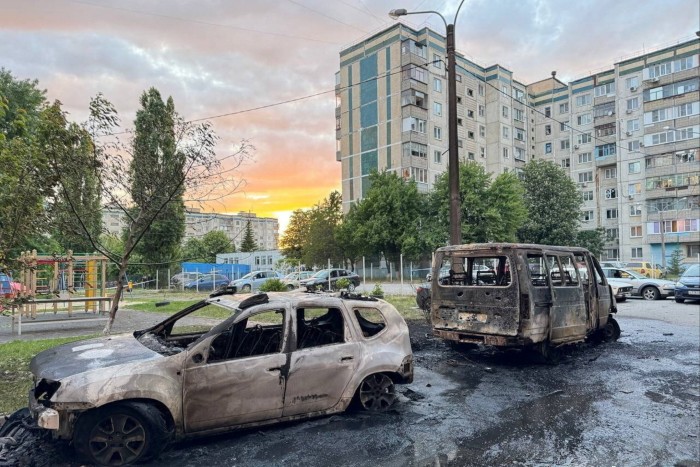 Una vista mostra veicoli danneggiati sul luogo di un recente attacco militare in una località indicata come Belgorod, in Russia