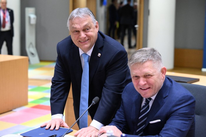 Il primo ministro ungherese Viktor Orban con Robert Fico