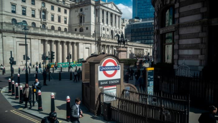 Gli operatori scommettono contro la sterlina nella convinzione che la BoE taglierà i tassi entro l’estate