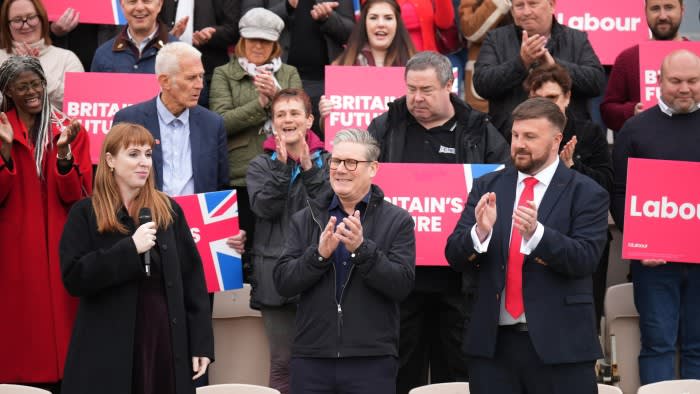 I conservatori sono battuti alle elezioni locali mentre le perdite aumentano