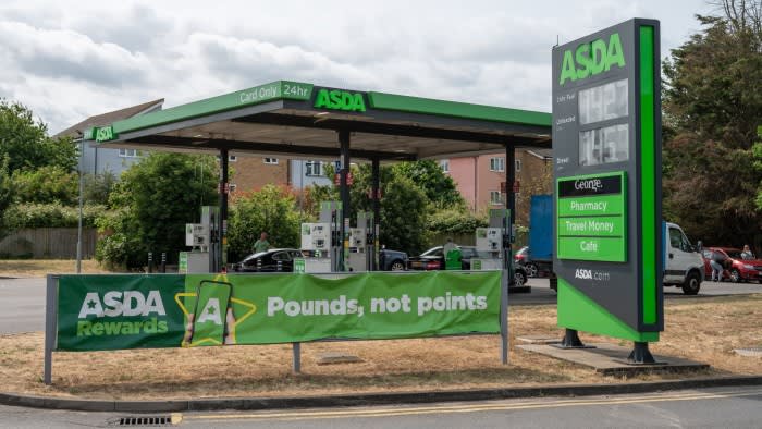 I proprietari di Asda hanno accumulato passività per 1,5 miliardi di sterline per finanziare l'accordo sulla stazione di servizio