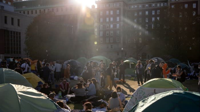 La facoltà della Columbia approva il voto di sfiducia contro il presidente tra le proteste