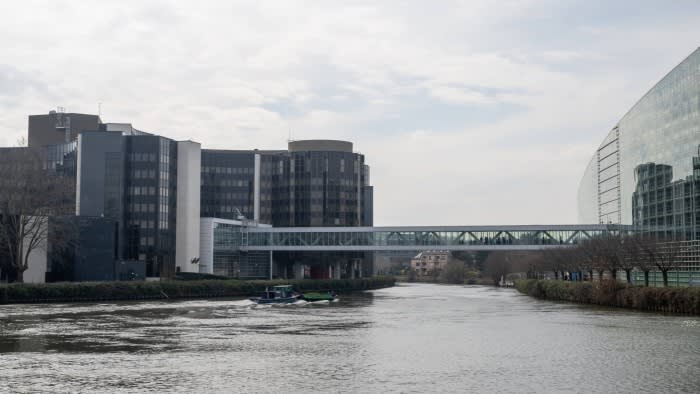 La polizia ha fatto irruzione nell'ufficio del personale del Parlamento europeo per indagare sull'influenza russa