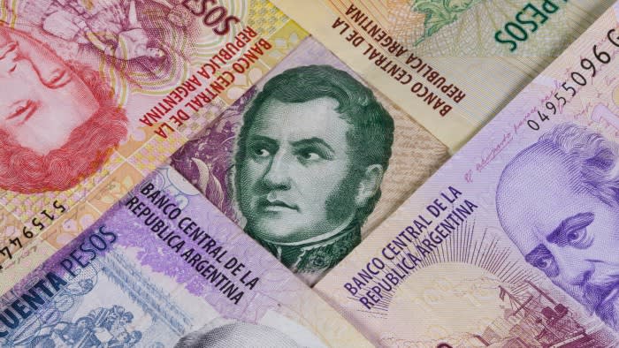 L’inflazione altissima costringe l’Argentina a mettere in circolazione le prime banconote da 10.000 pesos